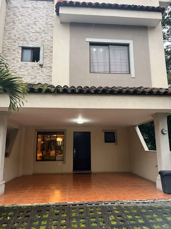 Santa Ana: 3-Bed Townhouse in Gated Community - Rent!