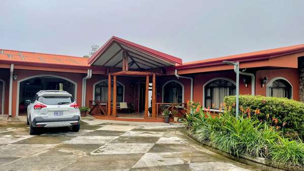 LUXURY CHALET-STYLE HOME FOR SALE IN SAN PEDRO, SAN RAMÓN – PANORAMIC VIEWS