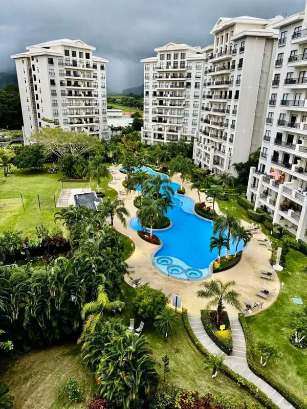 Condominio moderno de 2 habitaciones en Jacó con espectacular piscina y área social