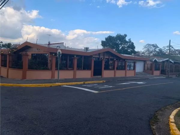 CASA DE UN NIVEL COMPLETAMENTE AMUEBLADA EN ALQUILER EN LA FAVORITA, ROHRMOSER