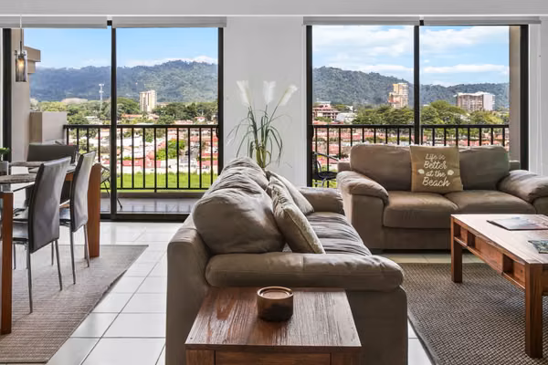Condominio de 3 habitaciones en JacoBay en el 6to piso con vistas panorámicas al amanecer, la montaña y el mar