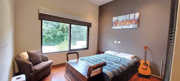 Casa de Lujo en Heredia: Diseño Moderno, Amplio Jardín y Acabados de Primera