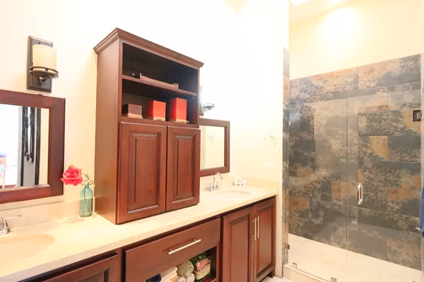 Casa de Lujo en Heredia: Diseño Moderno, Amplio Jardín y Acabados de Primera