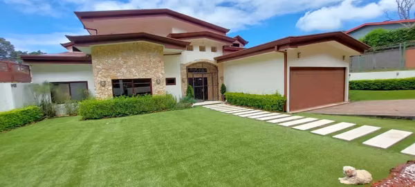 Casa de Lujo en Heredia: Diseño Moderno, Amplio Jardín y Acabados de Primera