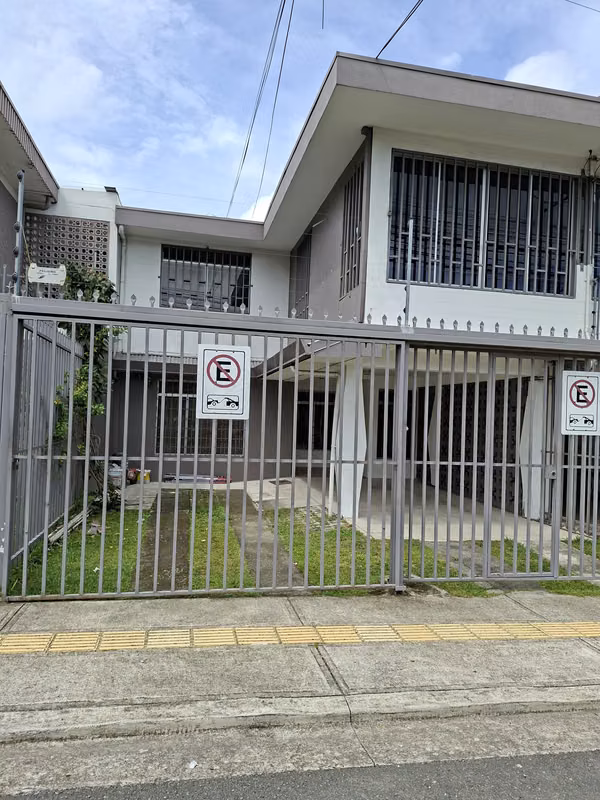 Casa de 200 m2 una planta con 5 espacios de Oficinas en San Pedro Centro