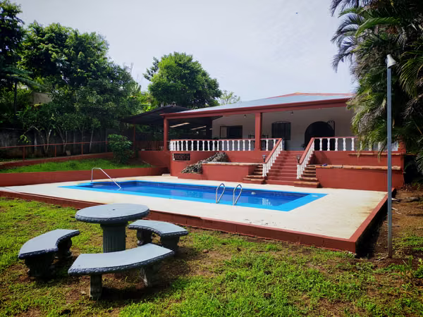 Estate for rent featuring a main house and two independent studio apartments.