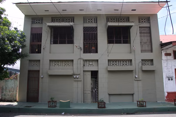Casa amplia frente al parque Victoria - Puntarenas Centro