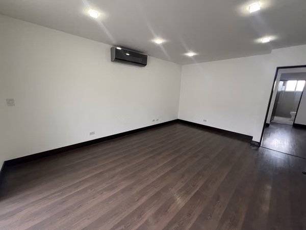 Exclusiva Casa de 3 Niveles con Vistas Espectaculares en Escazú