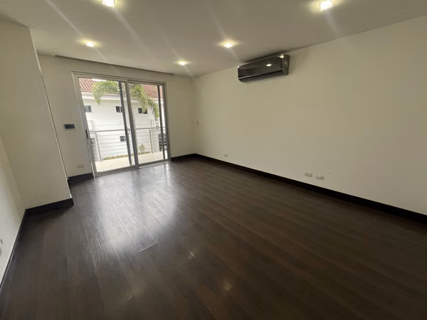 Exclusiva Casa de 3 Niveles con Vistas Espectaculares en Escazú