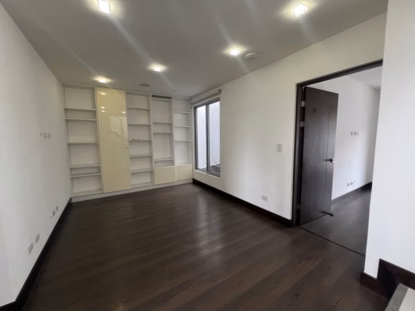 Exclusiva Casa de 3 Niveles con Vistas Espectaculares en Escazú