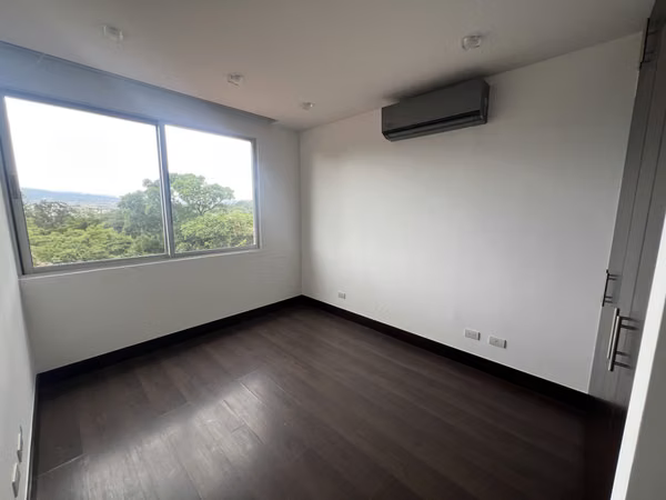 Exclusiva Casa de 3 Niveles con Vistas Espectaculares en Escazú