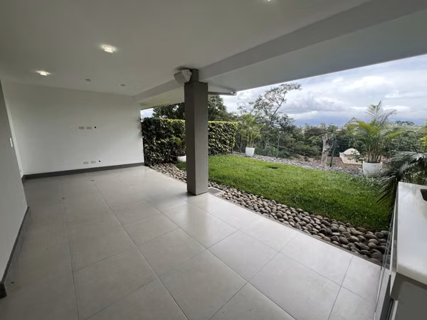 Exclusiva Casa de 3 Niveles con Vistas Espectaculares en Escazú