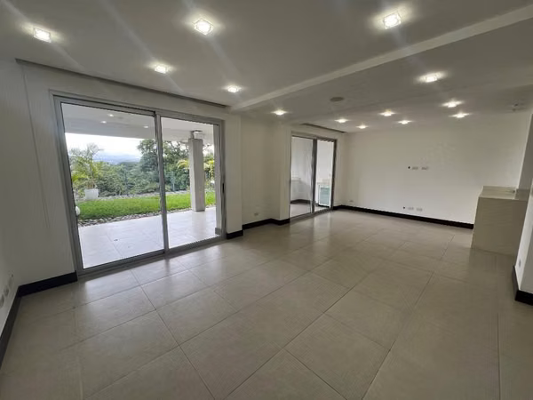 Exclusiva Casa de 3 Niveles con Vistas Espectaculares en Escazú