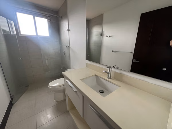 Exclusiva Casa de 3 Niveles con Vistas Espectaculares en Escazú