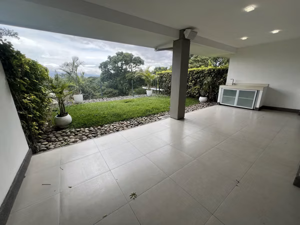 Exclusiva Casa de 3 Niveles con Vistas Espectaculares en Escazú