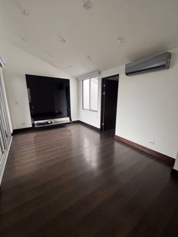 Exclusiva Casa de 3 Niveles con Vistas Espectaculares en Escazú