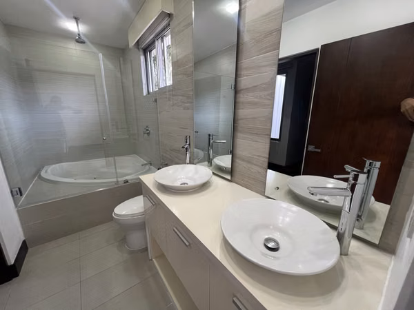 Exclusiva Casa de 3 Niveles con Vistas Espectaculares en Escazú