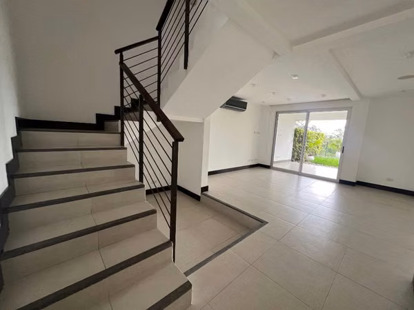Exclusiva Casa de 3 Niveles con Vistas Espectaculares en Escazú