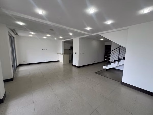 Exclusiva Casa de 3 Niveles con Vistas Espectaculares en Escazú