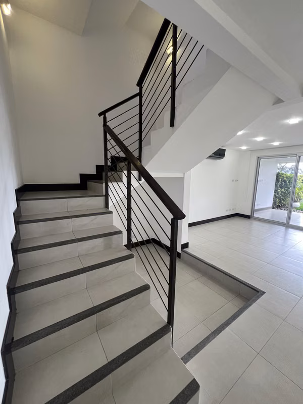 Exclusiva Casa de 3 Niveles con Vistas Espectaculares en Escazú