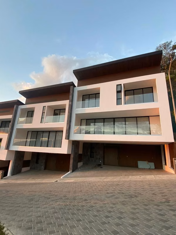 CASA DE LUJO EN VENTA O ALQUILER – SANTA ANA BOULEVARD, POZOS DE SANTA ANA