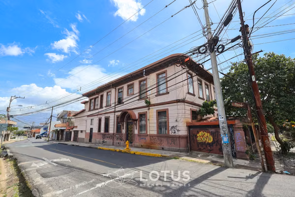 Edificio Histórico para Remodelar con Uso de Suelo Mixto en Barrio La California, Cód. AJ038