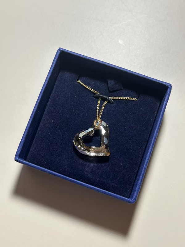 Collar Swarovski (Mini Golden Shadow Loveheart Pendant 1119269)