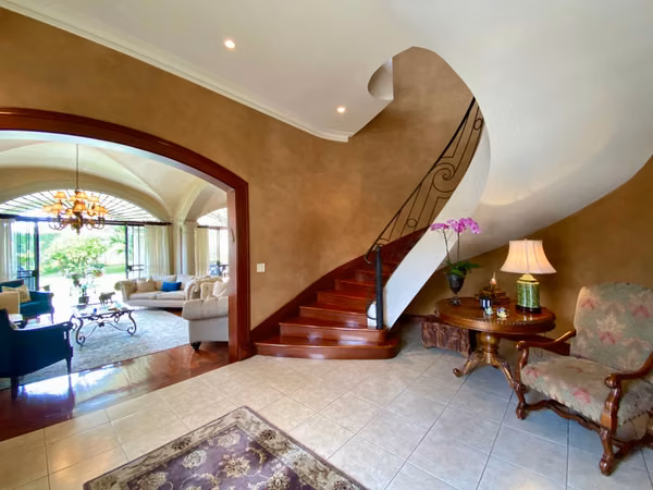 VENTA DE EXCLUSIVA RESIDENCIA EN TREJOS MONTEALEGRE