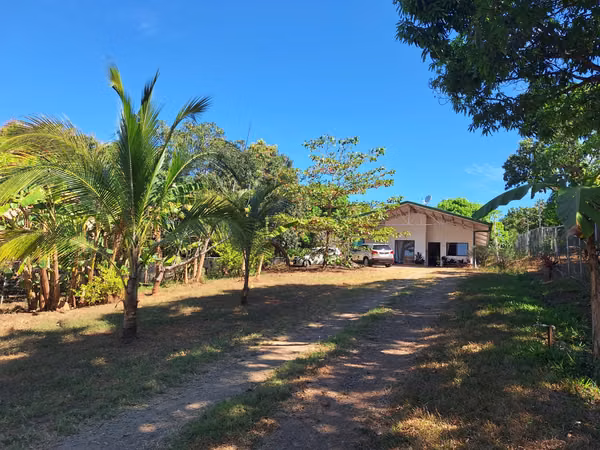 Amplia propiedad de 2.500 m² con casa de 3 dormitorios en Tárcoles, Garabito RZ
