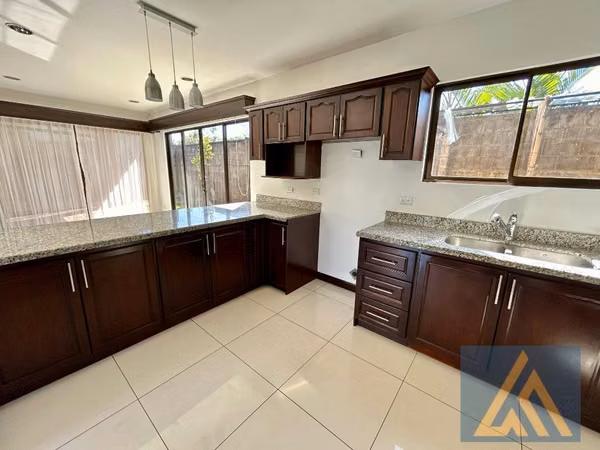 AMPLIA CASA EN VENTA EN HERMOSO CONDOMINIO SAN JOAQUÍN DE FLORES, HEREDIA.