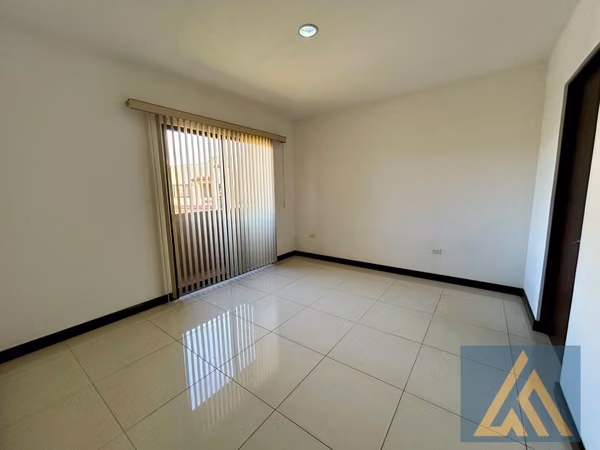 AMPLIA CASA EN VENTA EN HERMOSO CONDOMINIO SAN JOAQUÍN DE FLORES, HEREDIA.