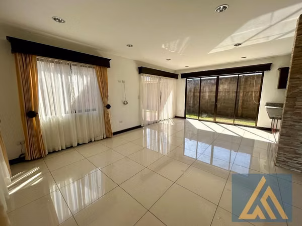 AMPLIA CASA EN VENTA EN HERMOSO CONDOMINIO SAN JOAQUÍN DE FLORES, HEREDIA.