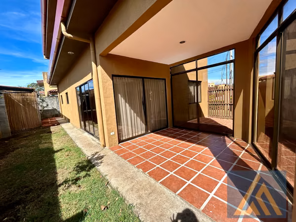 AMPLIA CASA EN VENTA EN HERMOSO CONDOMINIO SAN JOAQUÍN DE FLORES, HEREDIA.
