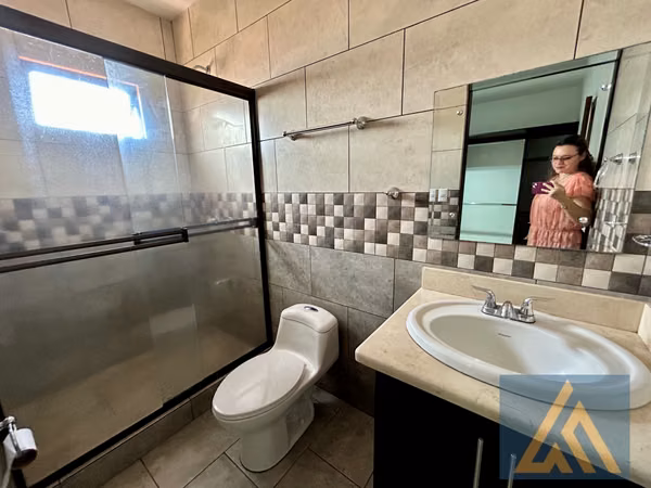 AMPLIA CASA EN VENTA EN HERMOSO CONDOMINIO SAN JOAQUÍN DE FLORES, HEREDIA.