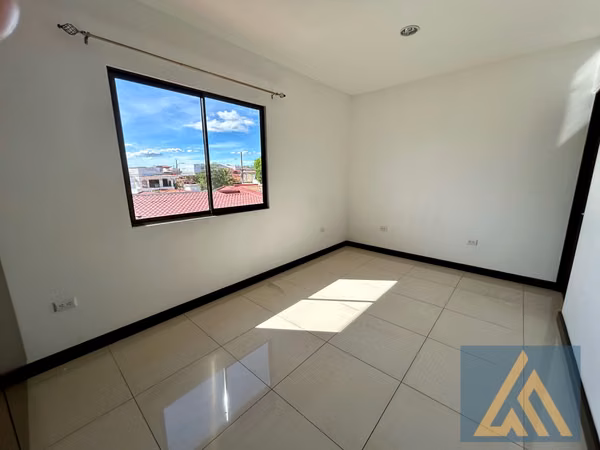 AMPLIA CASA EN VENTA EN HERMOSO CONDOMINIO SAN JOAQUÍN DE FLORES, HEREDIA.