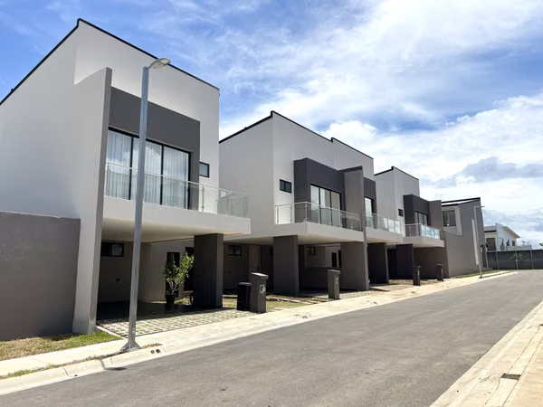 Venta de casa en Santa Ana - Lindora Village. Jardín inmenso. ¡Solo 1 mes de uso! 3 habitaciones.