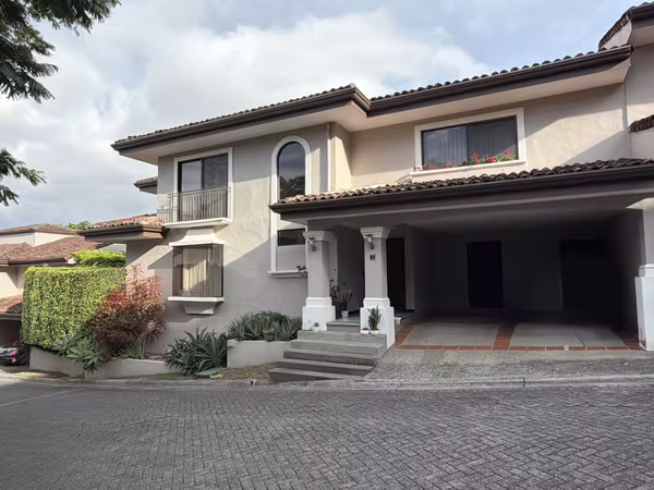 VENDO ESCAZU GUACHIPELIN condominio BOSQUE DE LAS LOMAS 100% remodelada