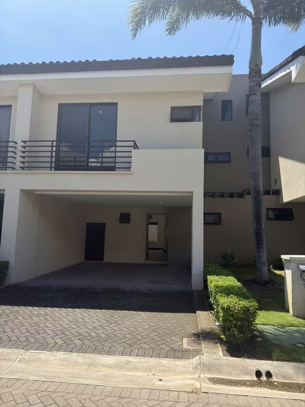 VENDO CASA RECIÉN REMODELADA EN PARQUE DEL SOL | ACABADOS DE LUJO