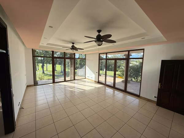 Vendo la mejor casa de Cariari con vista al campo de golf