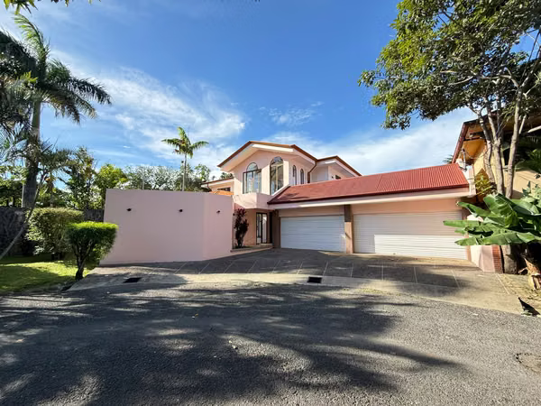 Vendo la mejor casa de Cariari con vista al campo de golf