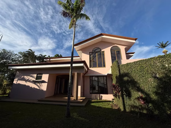 Vendo la mejor casa de Cariari con vista al campo de golf