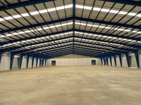 ALQUILA BODEGA DE 1640 m2 EN LA URUCA USO INDUSTRIAL A PARTIR DE MARZO 2027