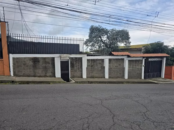 SE ALQUILA AMPLIA CASA INDEPENDIENTE CON LOCAL U OFICINA ANEXO EN SAN ANTONIO DE ESCAZÚ