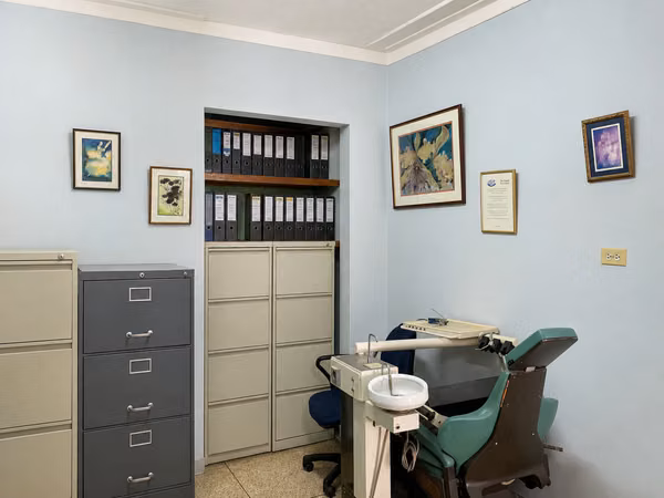Venta Propiedad de uso mixto con 8 consultorios y amplio parqueo en Barrio Luján 43315