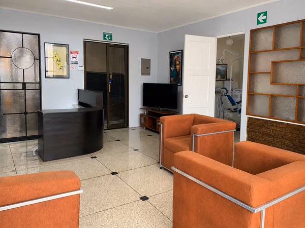 Venta Propiedad de uso mixto con 8 consultorios y amplio parqueo en Barrio Luján 43315