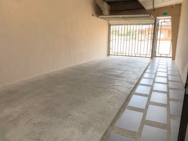 Venta Propiedad de uso mixto con 8 consultorios y amplio parqueo en Barrio Luján 43315