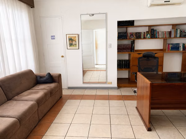 Venta Propiedad de uso mixto con 8 consultorios y amplio parqueo en Barrio Luján 43315