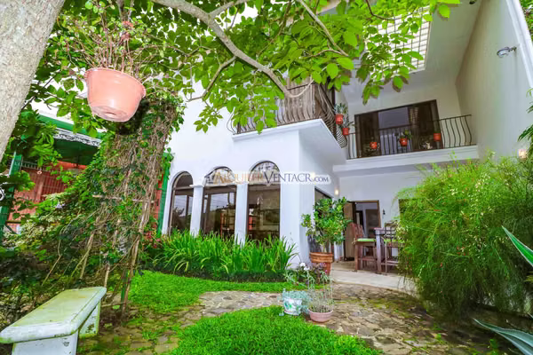 LUJOSA CASA CON 1.596 M2 LOTE Y CON VISTAS EN SAN ANTONIO ESCAZU