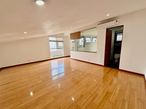 SANTA ANA! MODERNA CASA de 3NIVELES/ 4HAB/4.5 BAÑOS Y 2 TERRAZAS