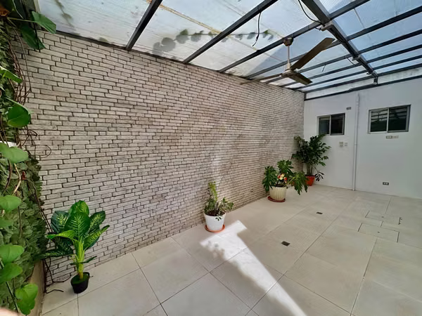 SANTA ANA! MODERNA CASA de 3NIVELES/ 4HAB/4.5 BAÑOS Y 2 TERRAZAS
